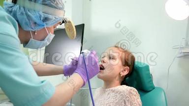 内科医生、耳鼻喉科医生、耳鼻喉科医生、耳鼻喉科儿科医生检查儿童